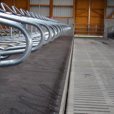 Customizable rubber mattress for stalls with choice of underlayment